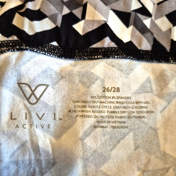 Livi Active women's size 3X or 26/28 black gray & white chevron design NWT - Picture 3 of 6